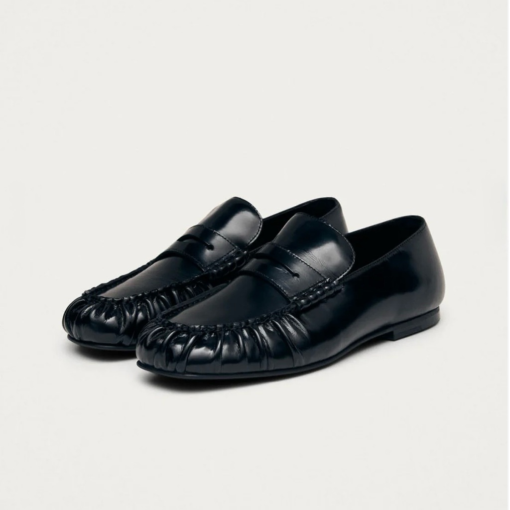 Alohas Black Gathered Toe Leather Loafers